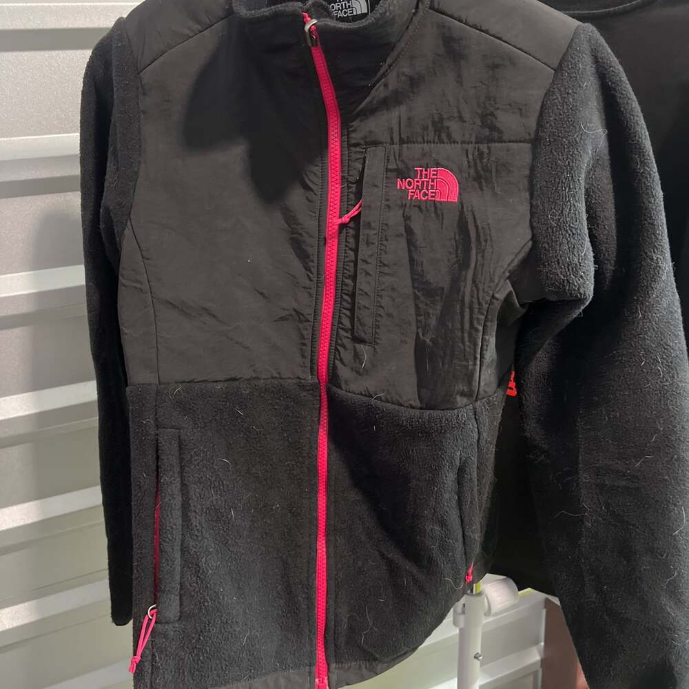 The North Face ~ Denali ~ Fleece Jacket ~ Women's Small ~ Black & Pink Full Zip